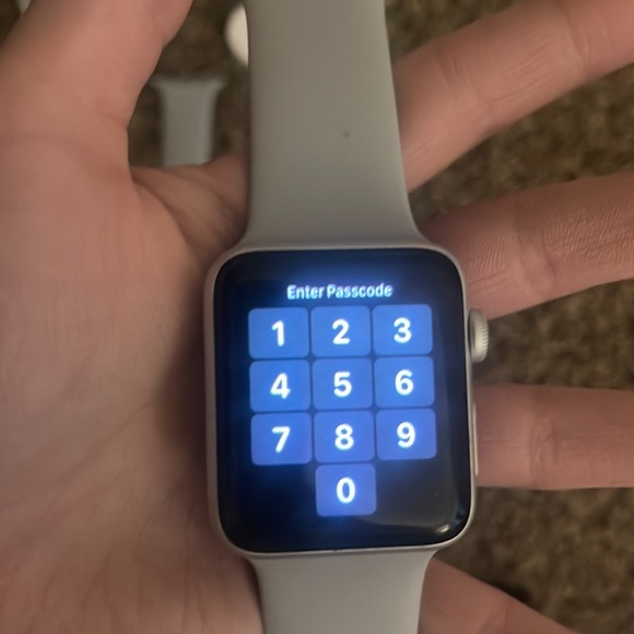 APPLE WATCH SERIES THREE 42MM ALUMINUM CASE AND GREY BAND - Picture 5 of 8